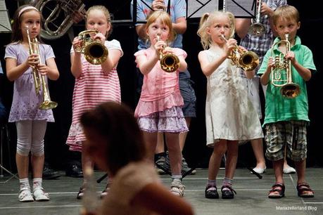 Trompetenkinder spielen das Stück Brass Kids Fanfarissimo