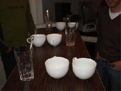Cuppingutensilien zur Verkostung der Kaffeesorte: »Mexico Maragogype«