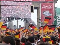 Lena Meyer-Landrut bietet Vorgeschmack auf die Fußball-WM