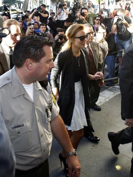 Actress Lindsay Lohan arrives at the Beverly Hills Courthouse for a mandatory appearance in Beverly Hills, California September 24, 2010. Los Angeles court officials said Lohan's probation had been revoked and a formal warrant for her arrest had been issued after she failed a court-ordered drug test a few weeks following her release from jail and a subsequent stint in drug rehabilitation.  REUTERS/Mario Anzuoni  (UNITED STATES - Tags: ENTERTAINMENT CRIME LAW)