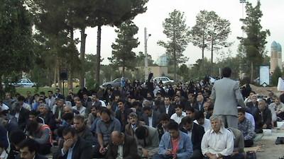 Isfahan, Derwische im stillen Sit-In nach der Zerstörung ihres Versammlungshauses