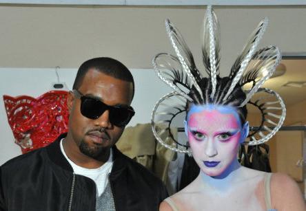 Katy Perry als Alien mit Kanye West