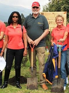 Deutscher Botschafter in Quito bei ner Baumpflanzaktion