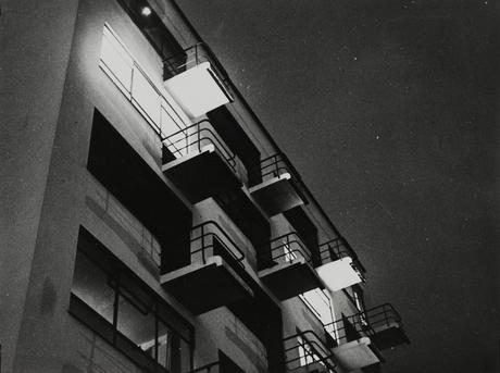 Lyonel Feininger: Bauhaus, 26. März 1929 Gelatinesilberabzug, 17,9 × 24 cm Harvard Art Museums / Busch-Reisinger Museum, Schenkung T. Lux Feininger. BR71.21.23 © VG Bild-Kunst, Bonn 2011
