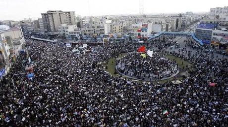 Tausende Anhänger des Regimes beteiligten sich an einer Demonstration gegen die Opposition, nachdem diese gegen die Staatsführung protestiert hatte. 