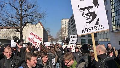 Berliner fordern Guttenbergs Rücktritt