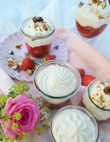 Lieblingsgläschen! Erdbeer-Rhabarbder-Dessert mit Cremehäubchen und Haselnusskrokant