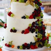 Hochzeitstorte mit frischen Früchten