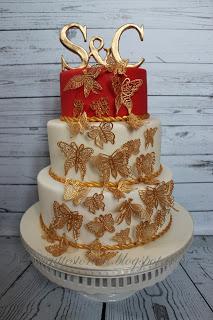 Hochzeitstorte in ivory und rot/gold mit goldenen Schmetterlingen