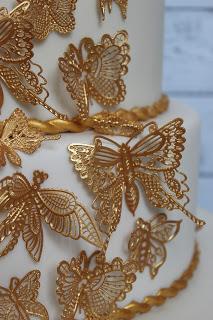 Hochzeitstorte in ivory und rot/gold mit goldenen Schmetterlingen