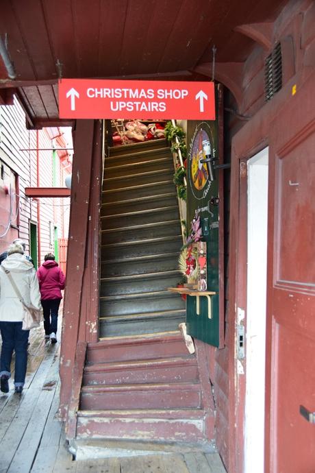 16_Christmas-Shop-Treppen-Bryggen-Bergen-Norwegen