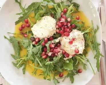 Auf die Schnelle: Salat mit Ziegenkäse, Granatapfelkernen und Enjoy Mango