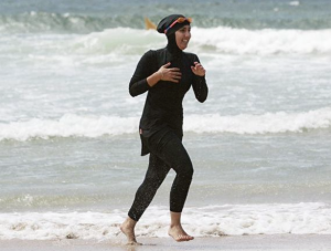 Vor fünf Jahren gab es den Burkini nicht zu sehen. Jetzt ist er in Bodrum eine wie eine Modeerscheinung. Am Camel Beach inzwischen ganz normal.