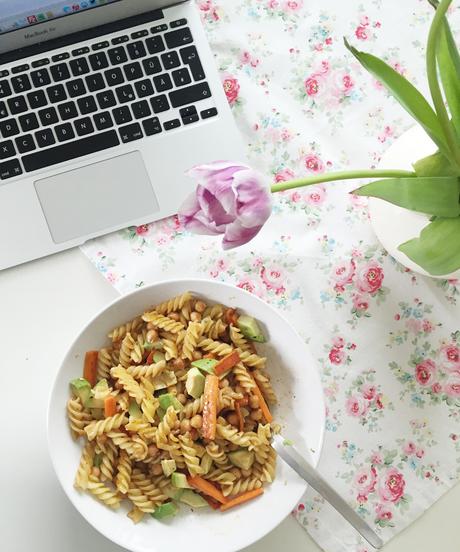 Leckerer schneller und frischer veganer Nudelsalat für Zuhause, fürs Büro oder für Unterwegs. Leicht orientalische Note, schmeckt Sommer wie Winter