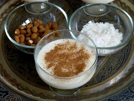 Ägyptischer Milchreis Rezept Ros bil Laban mit Zimt Kokosnuss und Nüssen