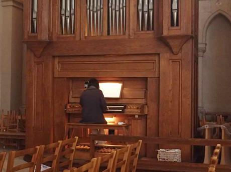 Orgelspielerin in N.-D. du Mont Roland. - © Foto: Erich Kimmich 