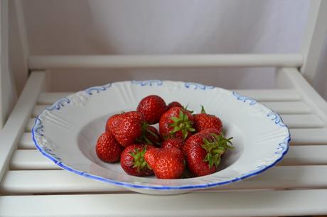 Fruchtiger Erdbeerkuchen mit Baiserstückchen
