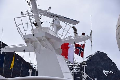 04_MSC-Sinfonia-Norwegische-Flagge-am-Mast-Geirangerfjord-Norwegen