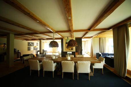 Esstisch der Penthouse-Suite im Kempinski Das Tirol Kitzbühel