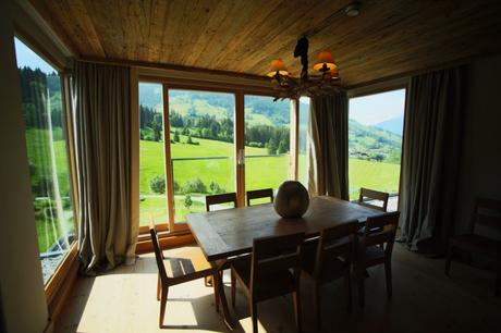 Küchentisch der Penthouse Suite im Kempinski Das Tirol