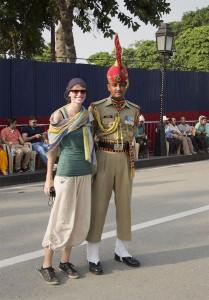 Bina mit einem indischen Grenzsoldat