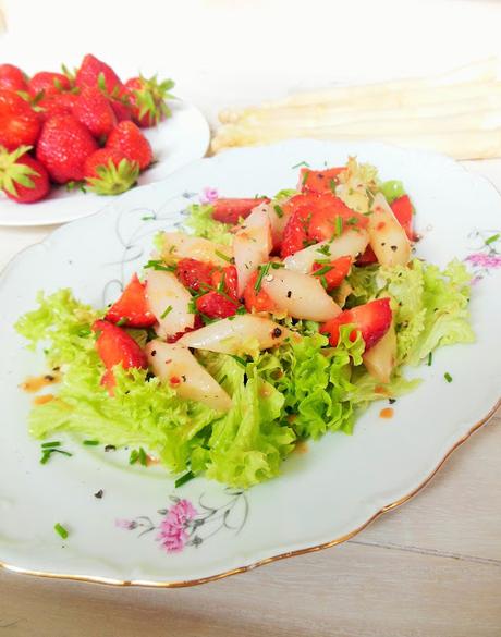 sommerlich und saisonal: feiner Erdbeer-Spargelsalat mit Schnittlauch-Senf-Dressing