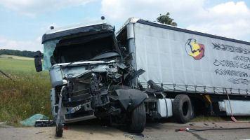 Lastwagenunfall A63 – Lkw prallt auf Absicherungsfahrzeug – Fahrer tot