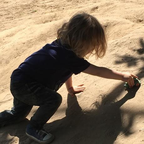 Kleinkind im Sandkasten