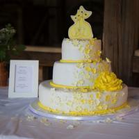 Hochzeitstorte drei Etagen mit Blumenwasserfall in gelb