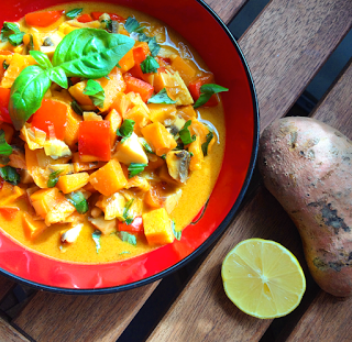 Feuriges Süßkartoffel-Curry mit Kokosmilch & gemischten Veggies