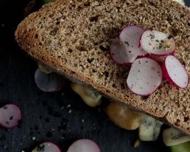 Snack gefällig? Gorgonzola-Sandwich mit Pesto!