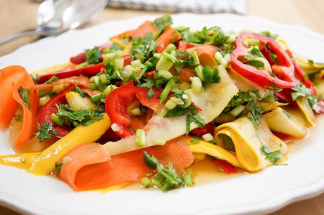 Würziger Thai-Salat mit Karotten und Zucchini