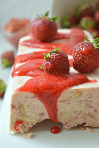 • • Beste Reste • • Tipps zur Resteverwertung von Obst und ein leckeres Erdbeer-Rhabarber Eis mit Erdbeer-Minz-Soße