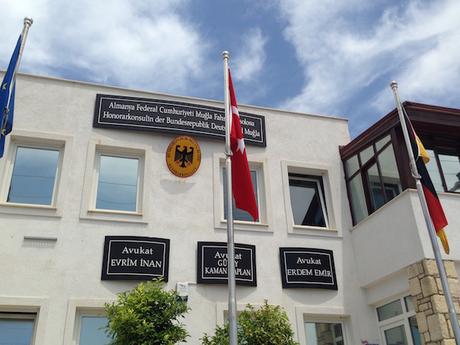 Willkommen in Deutschland – hier in Bodrum Bitez residiert die Honorar-Konsulin Dr. Gülay Kaman Kaplan seit 2006.