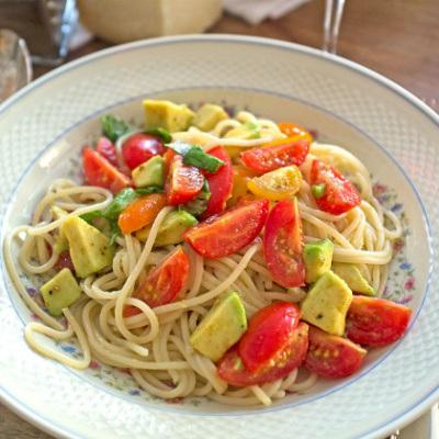 Tomaten-Avocado-Spaghetti