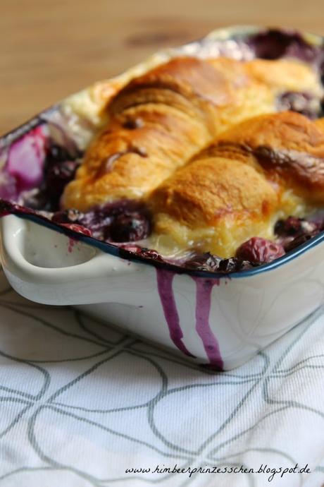Croissant-Auflauf mit Pudding und Blaubeeren