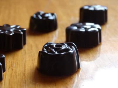 Selbstgemachte Schokolade mit Amarantboden