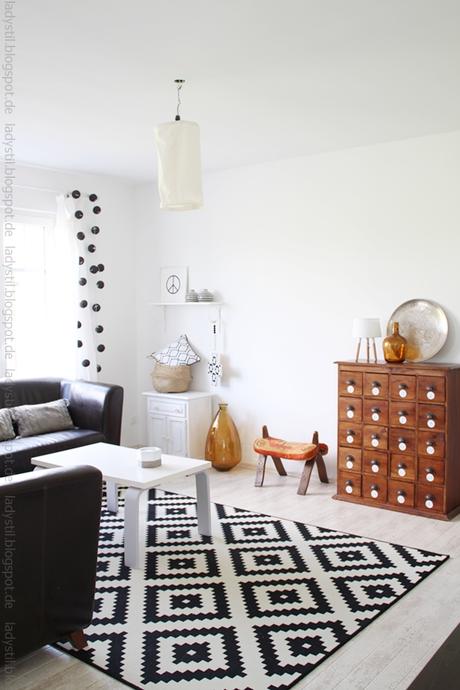 Wohnzimmerblick mit DIY Lampe