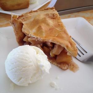 Apfel-Pie mit Vanille-Eis