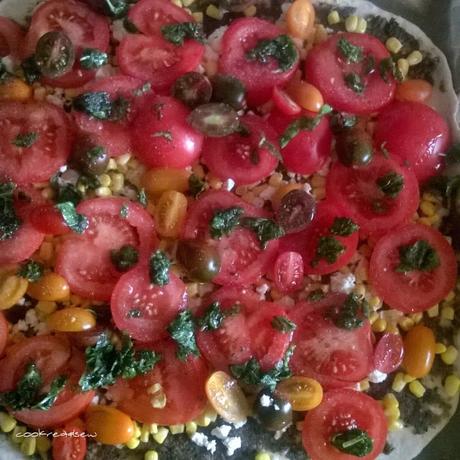 Knoblauchpizza mit Tomaten und Mais