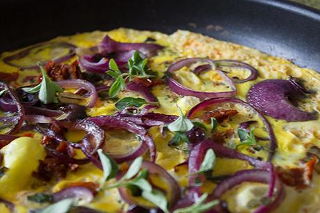Schicht-Omelett (Omelett mit Spinat, Tomaten, roten Zwiebeln und Knoblauch)