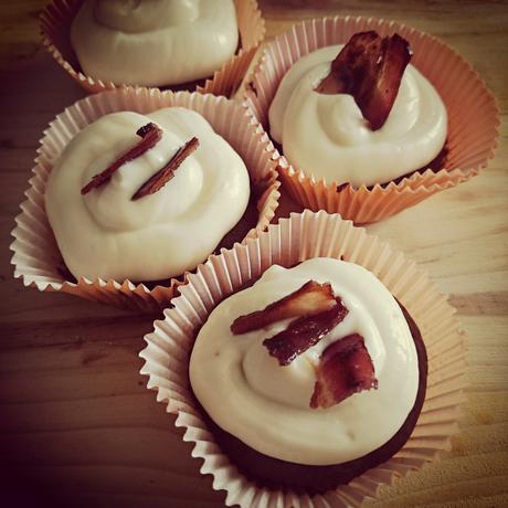 Bierteig-Ahorn-Bacon-Cupcakes aus 2 Broke Girls
