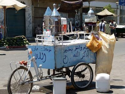 Kharoub Carob Getränk auf ägyptischer Straße