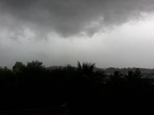 Dunkle Regenwolken über Sihanoukville im Juni 2015.