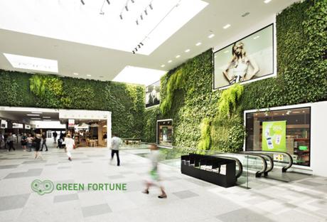 Die 200 Quadratmeter große grüne Wand im Caroli Einkaufszentrum (Malmö/Schweden) besteht aus 4500 Pflanzen. Zwei Wochen dauerte die Bepflanzung. Foto: greenfortune.com