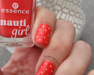 Miss Navy im Punktekleid