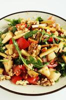*Gastbeitrag Mischa Kotlyar* Leckerer Rucola-Salat mit Birne und heißem Räuchertofu