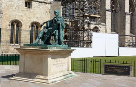 Konstantin der Große beim Sonnenbaden seitlich des York Minster.