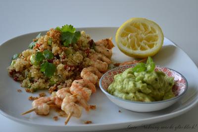 - Superfood! - Lauwarmer Quinoa-Goji-Salat mit Garnelenspieß und Avocadocreme