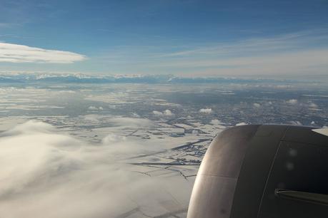 Flug über das verschneite Bayern